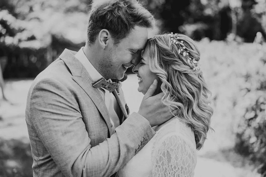 Hochzeitsfotograf Burg Berum – Hochzeitsfoto vor der Burg