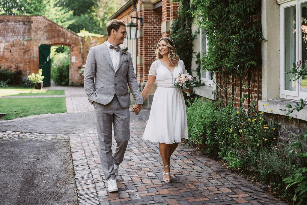 Hochzeitsfotograf Burg Berum – Detailaufnahme im Burggarten