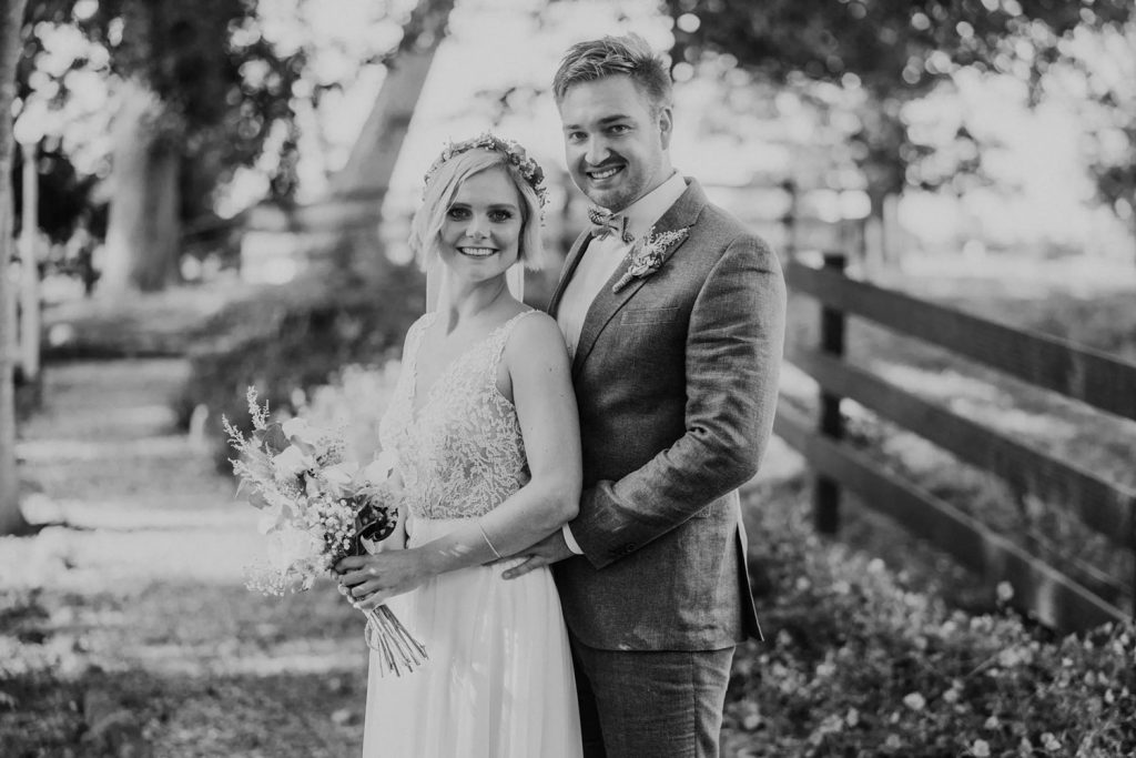 Brautpaarfotos mit einem Hochzeitspaar in Emden