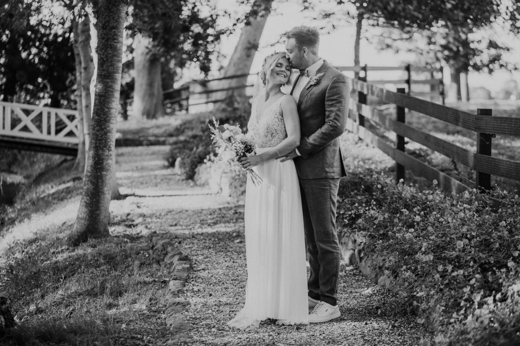 Brautpaarfotos mit einem Hochzeitspaar in Emden