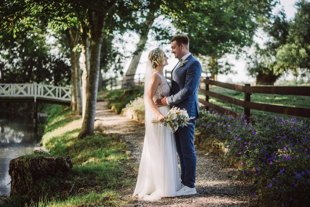 Brautpaarfotos mit einem Hochzeitspaar in Emden