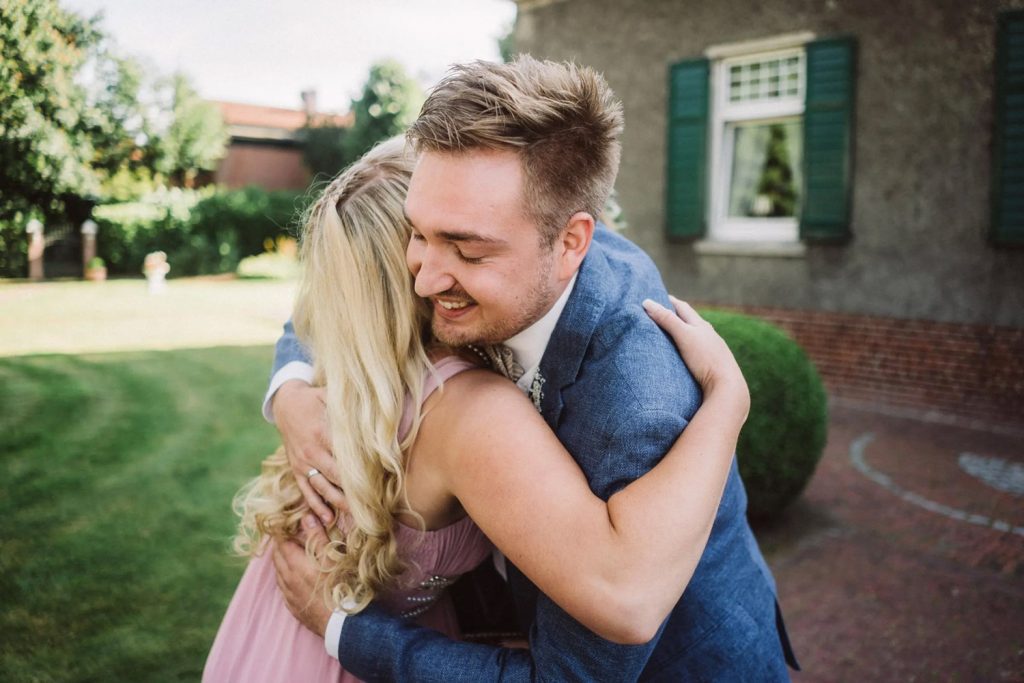 Gratulation der Gäste bei einer freien Trauung in Emden