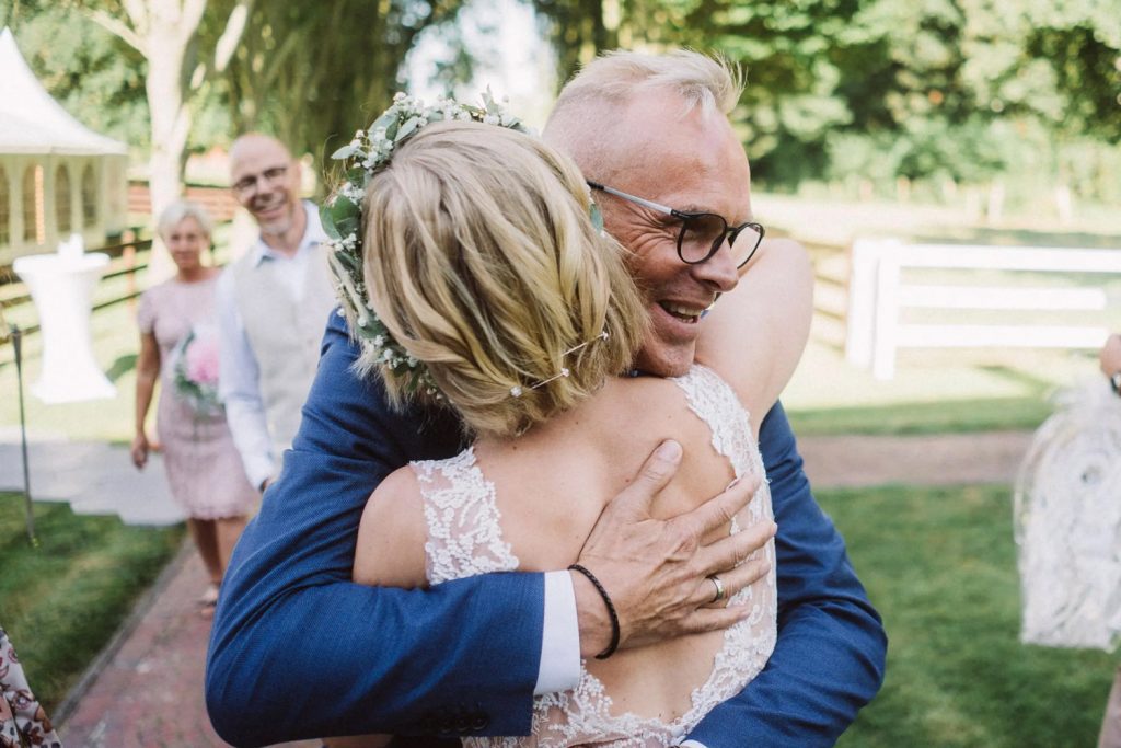 Gratulation der Gäste bei einer freien Trauung in Emden