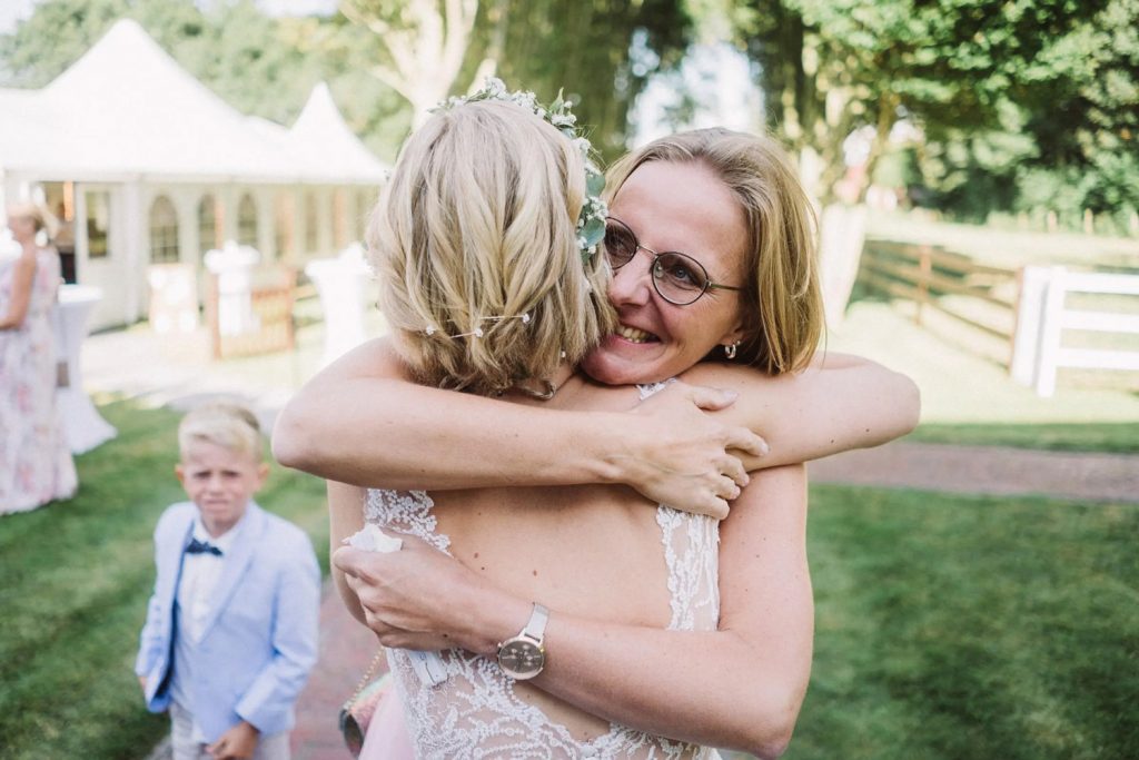 Gratulation der Gäste bei einer freien Trauung in Emden