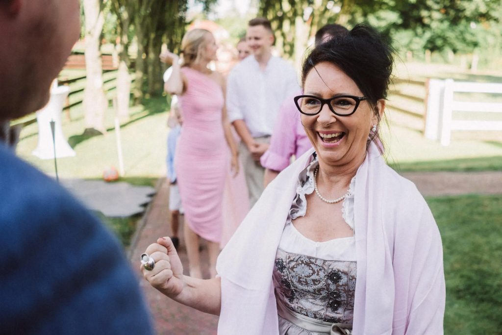 Gratulationen bei einer freien Trauung in Emden