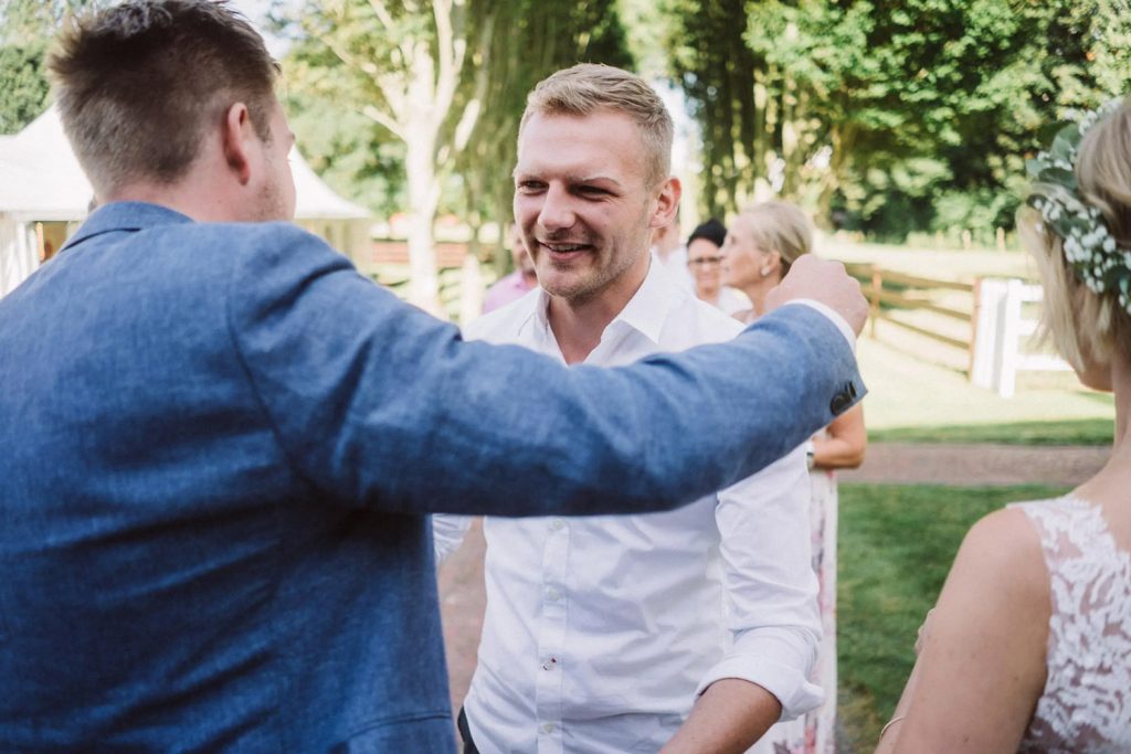 Gratulationen bei einer freien Trauung in Emden