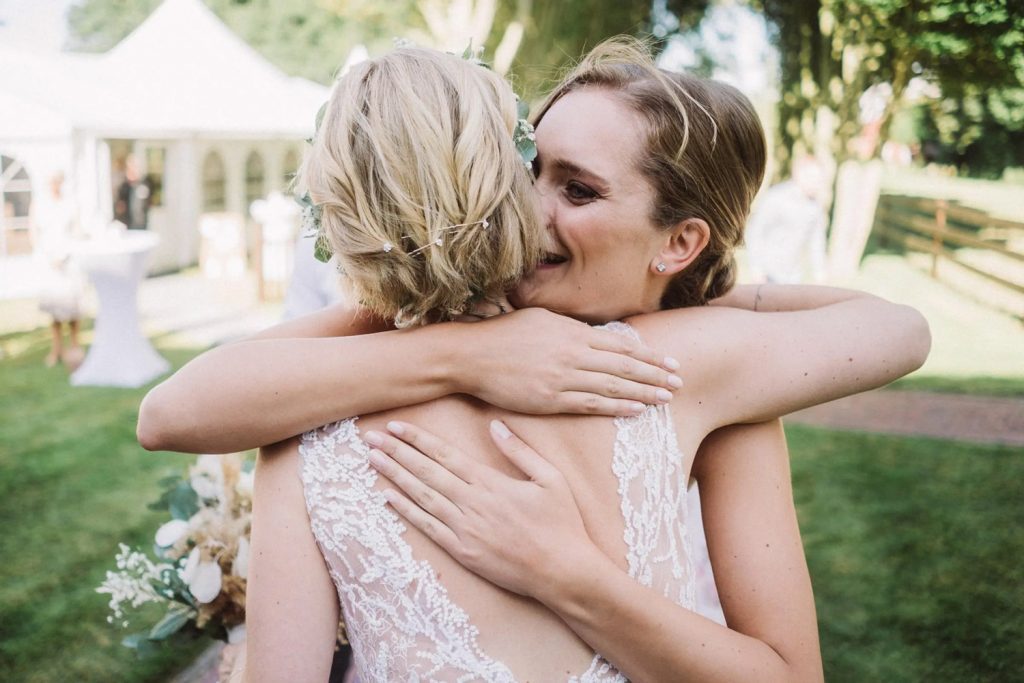 Gratulationen bei einer freien Trauung in Emden