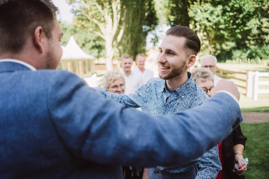 Gratulationen bei einer freien Trauung in Emden