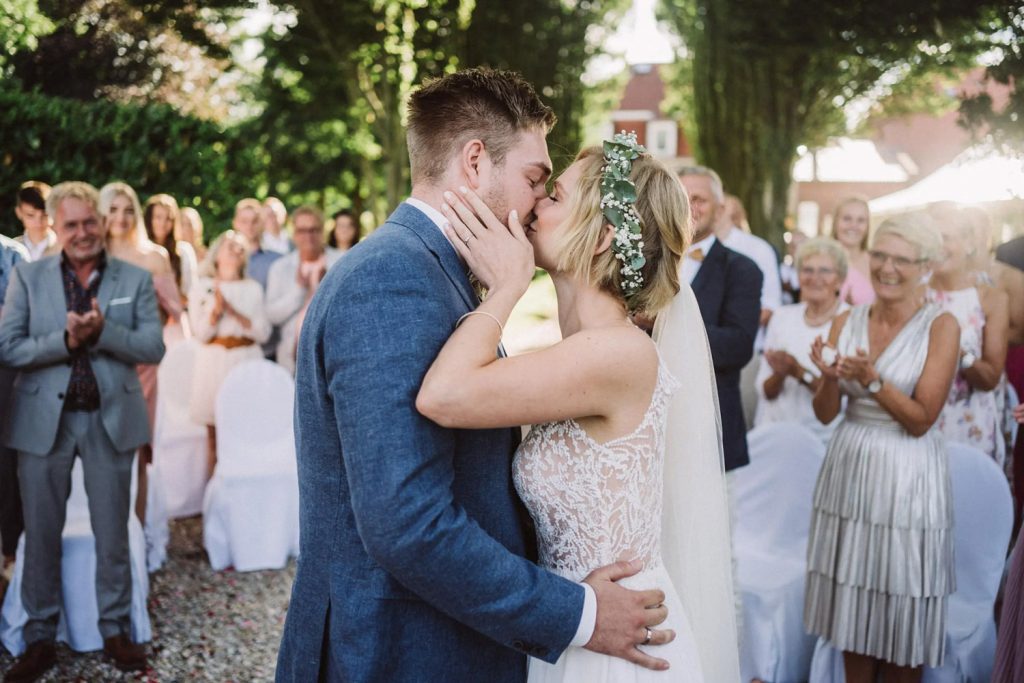Hochzeitskuss bei einer freien Trauung in Emden