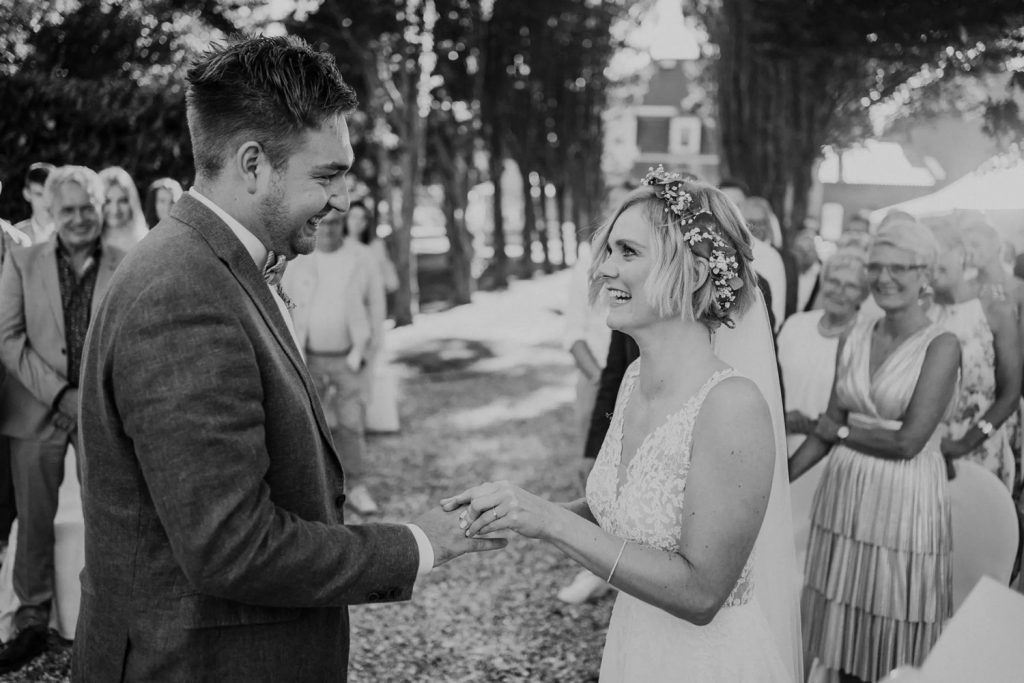 Ringwechsel bei einer freien Trauung in Emden