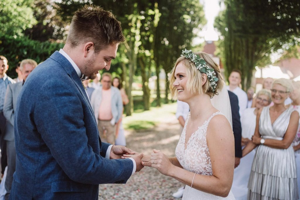 Ringwechsel bei einer Hochzeit in Emden