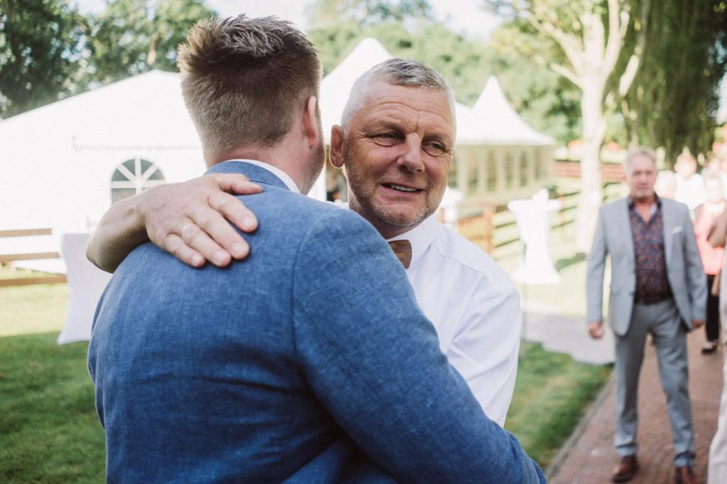 Gratulationen bei einer Hochzeit in Emden