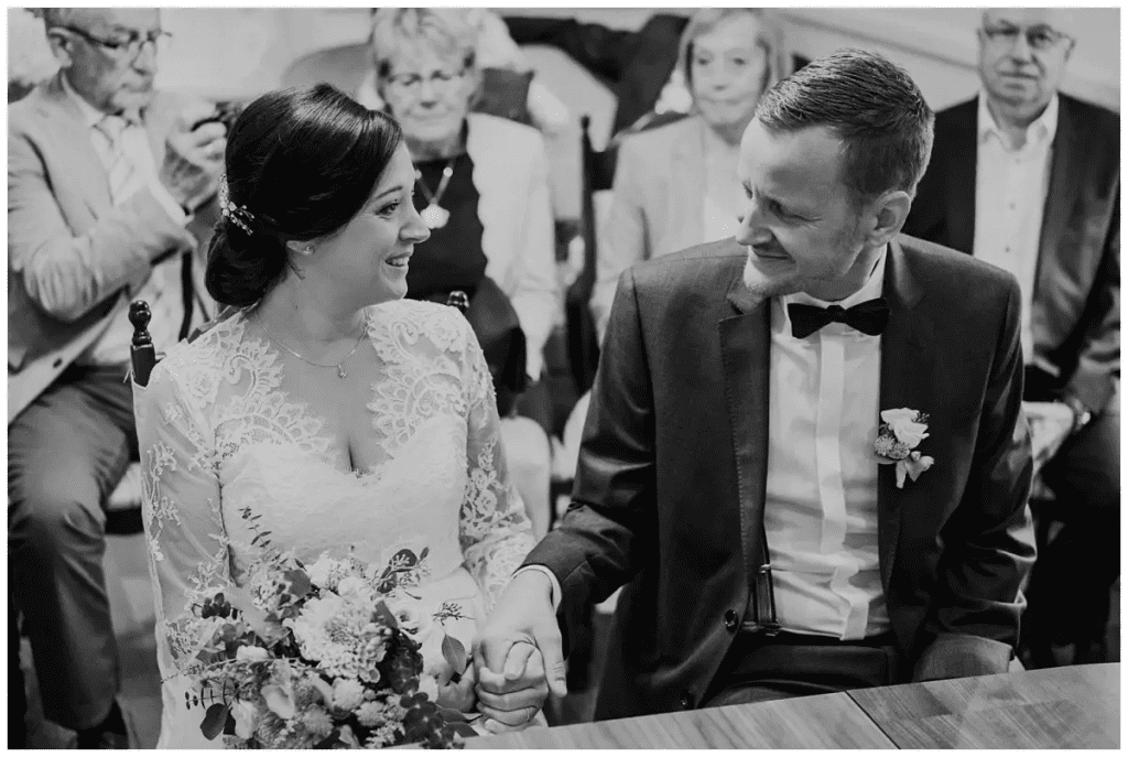 Brautpaar während der Trauung – Hochzeitsfotograf Norderney Elmar Tapper