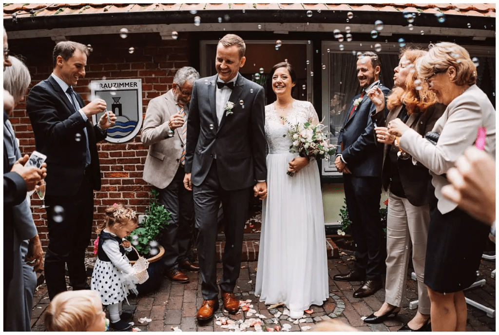 Brautpaar an der Hochtiedsstuv – Hochzeitsfotograf Norderney Elmar Tapper