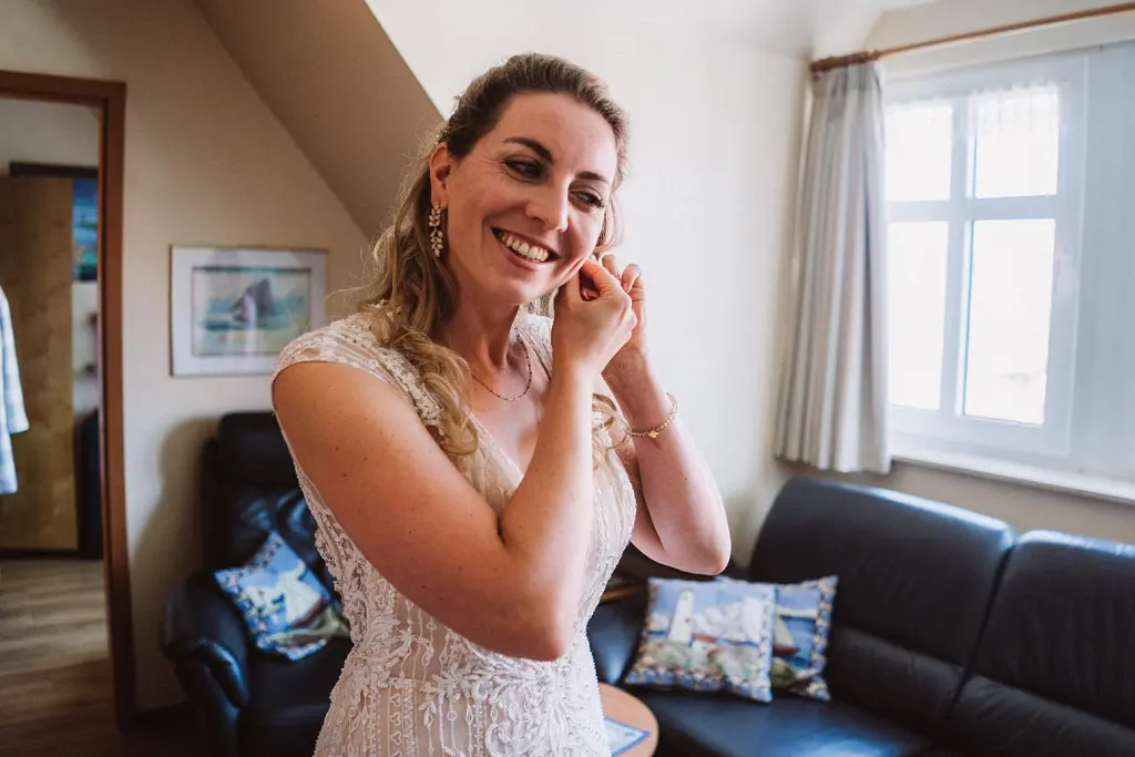 Braut beim Styling – Hochzeitsfotograf Juist