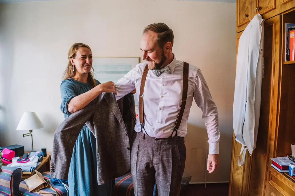 Bräutigam beim Getting Ready auf Juist