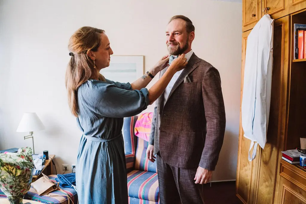 Ankleiden des Bräutigams auf Juist