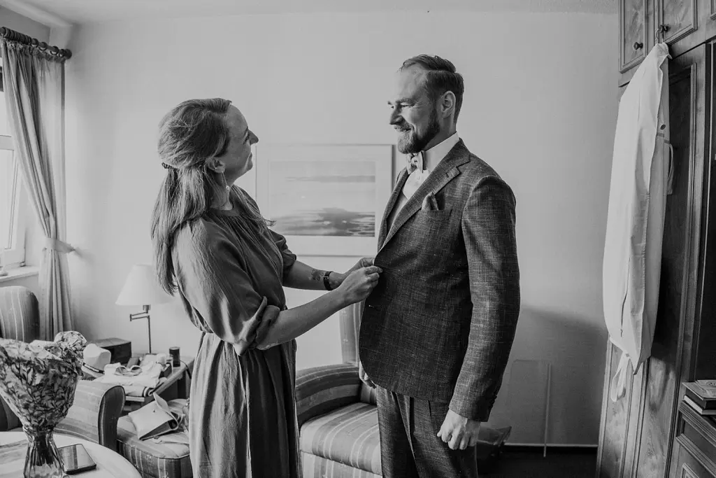 Hochzeitsfotograf begleitet das Getting Ready auf Juist