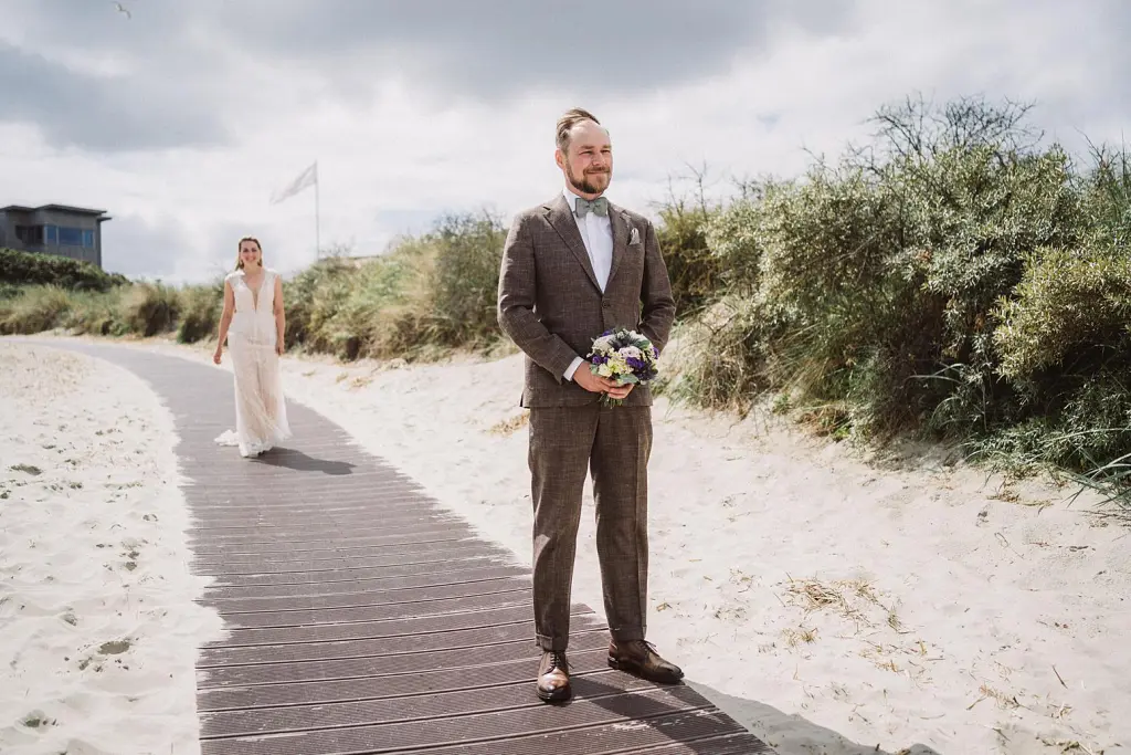 First Look zwischen Braut und Bräutigam auf Juist