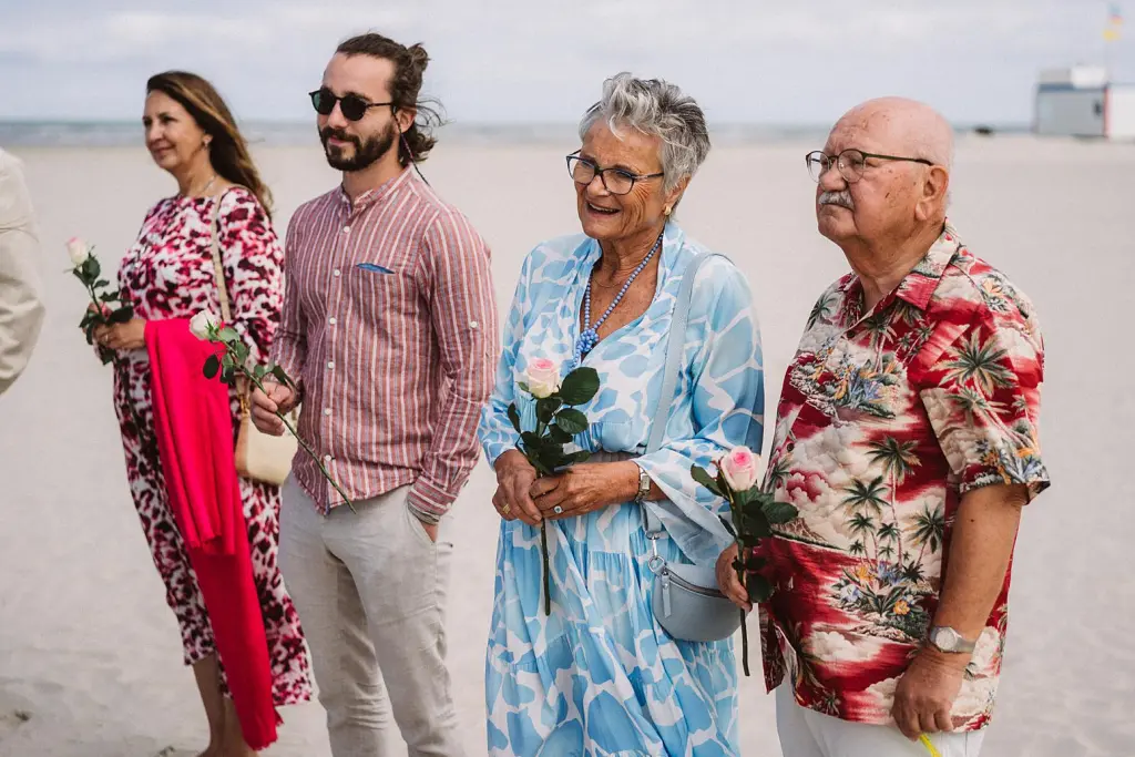 Hochzeitsgäste bei der Trauung auf Juist