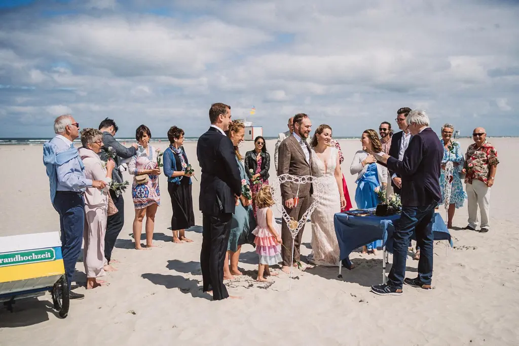 Ringtausch bei einer Strandhochzeit auf Juist
