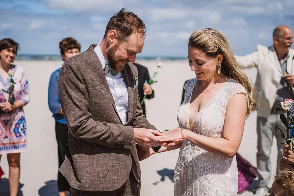 Ringtausch bei einer Hochzeit am Strand von Juist