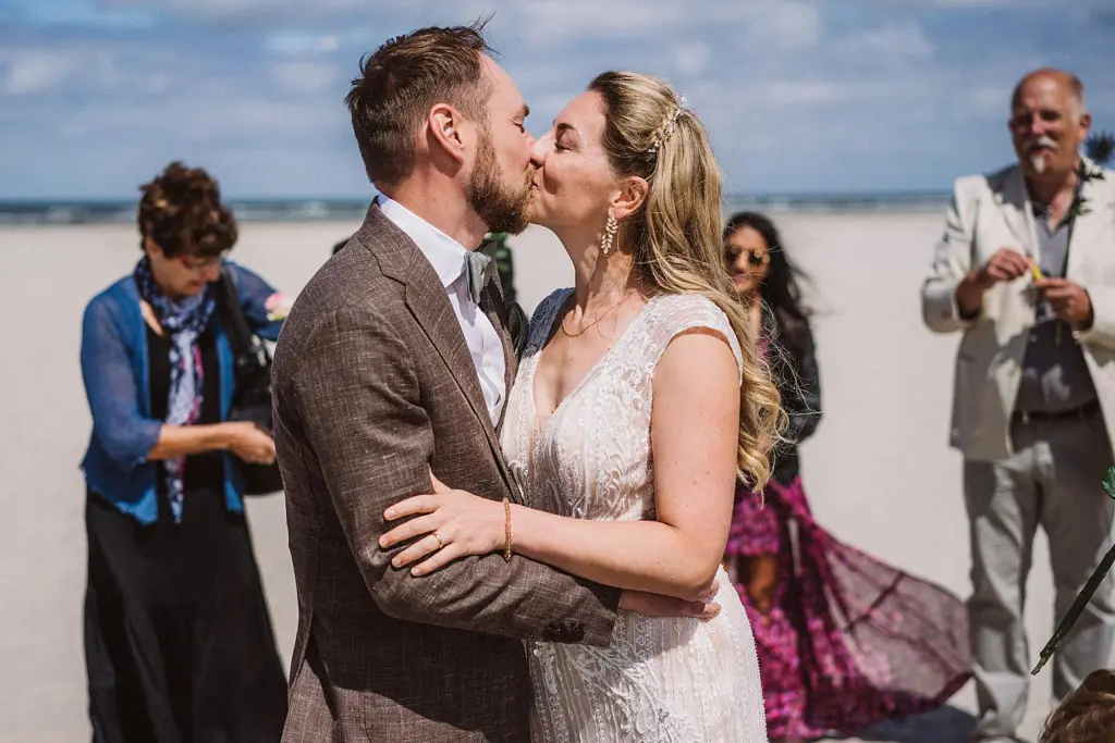 Hochzeitskuss am Strand – Juist Hochzeitsfotograf