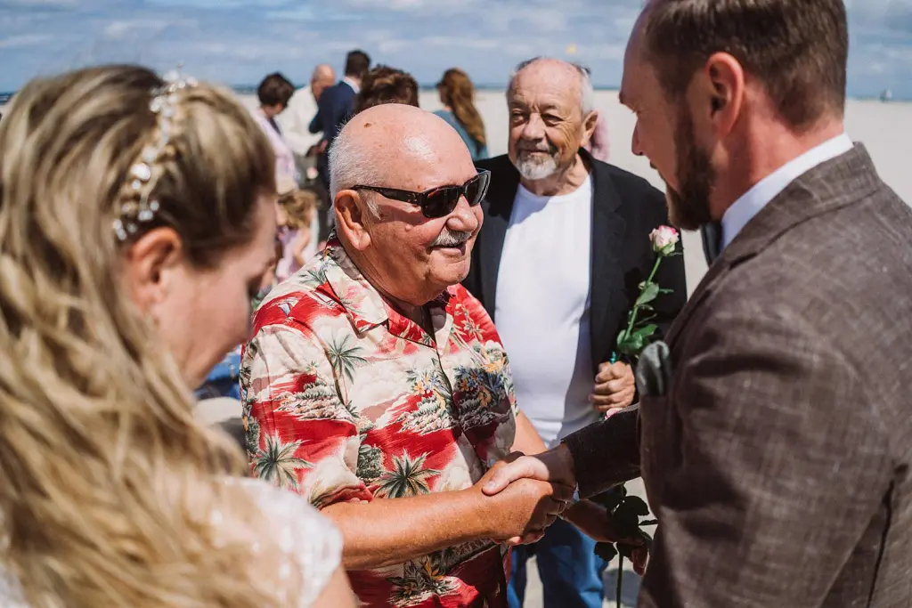 Gäste gratulieren dem Brautpaar auf Juist