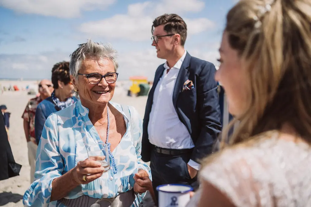 Freude und Umarmungen nach der Trauung auf Juist