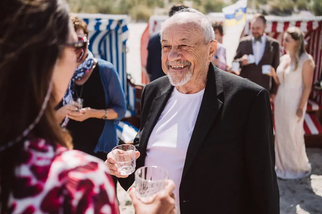 Fröhliche Gäste bei einer Hochzeit auf Juist
