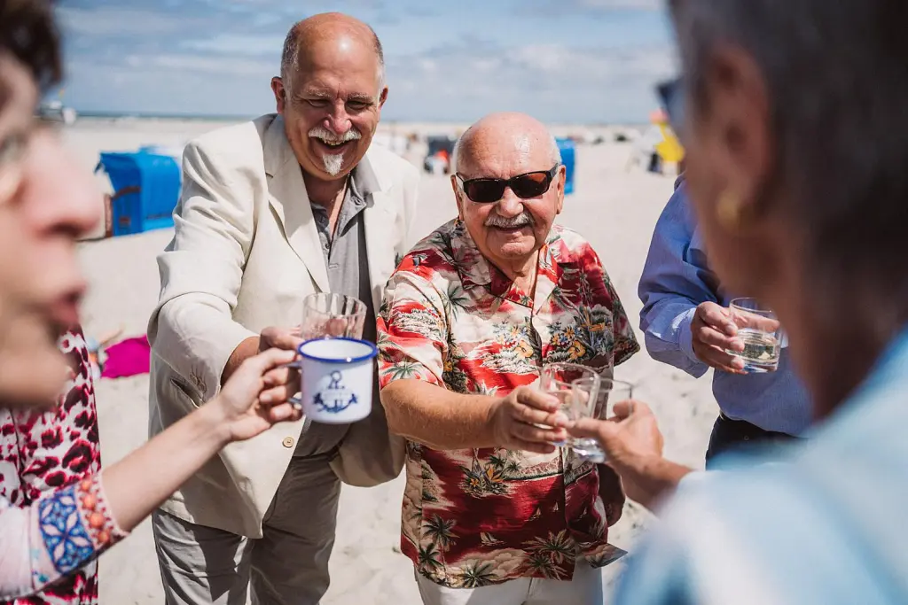 Gäste feiern die Strandhochzeit auf Juist