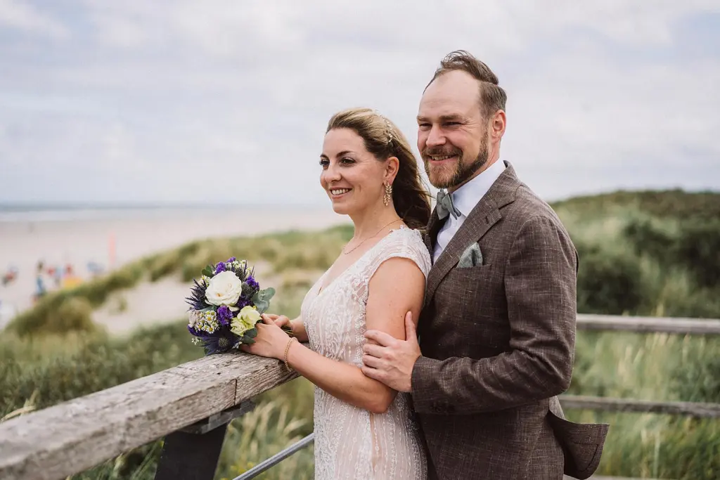 Braut und Bräutigam auf einer Aussichtsplattform auf Juist