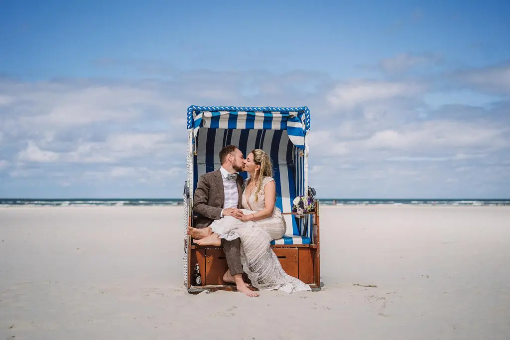 Hochzeitsreportage Juist – Brautpaar im Strandkorb