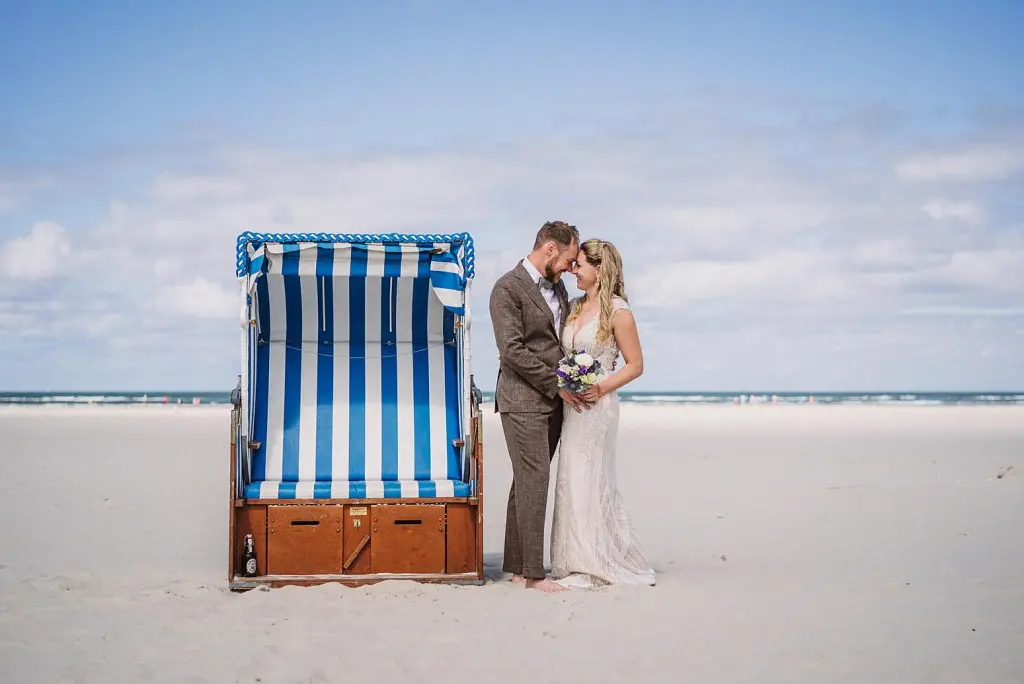 Hochzeitsreportage Juist – Brautpaar im Strandkorb