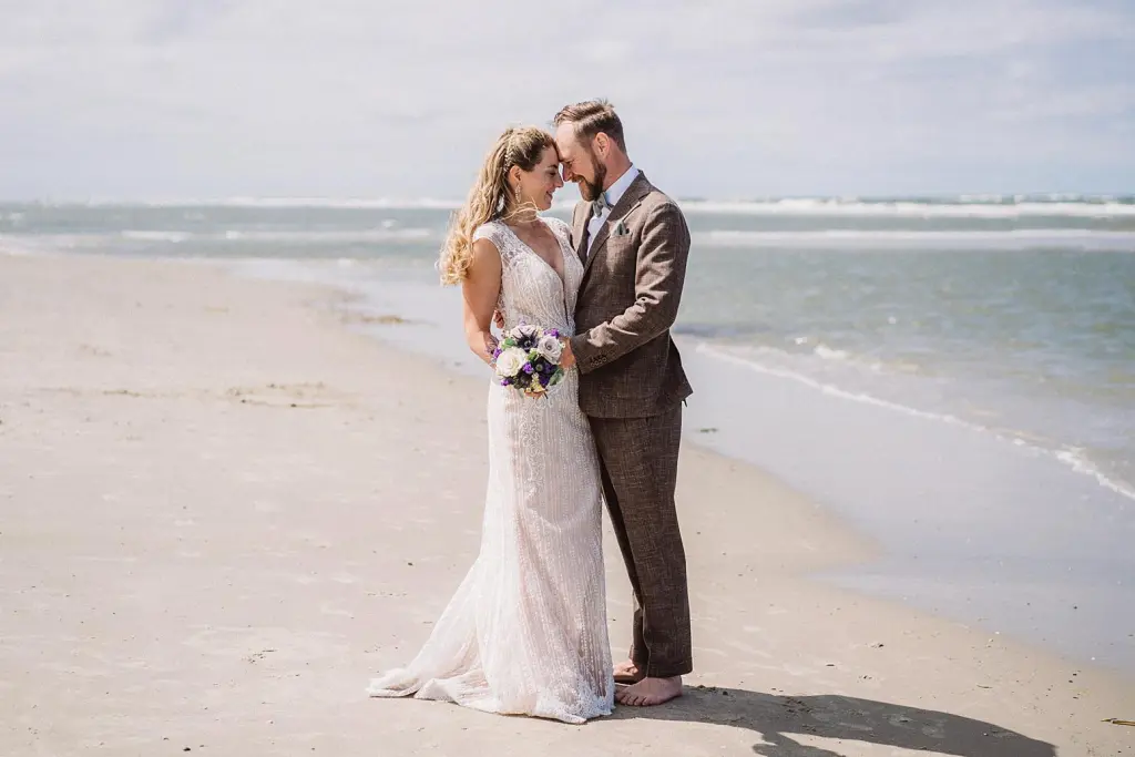 Hochzeitsreportage Juist – Brautpaar am Meer
