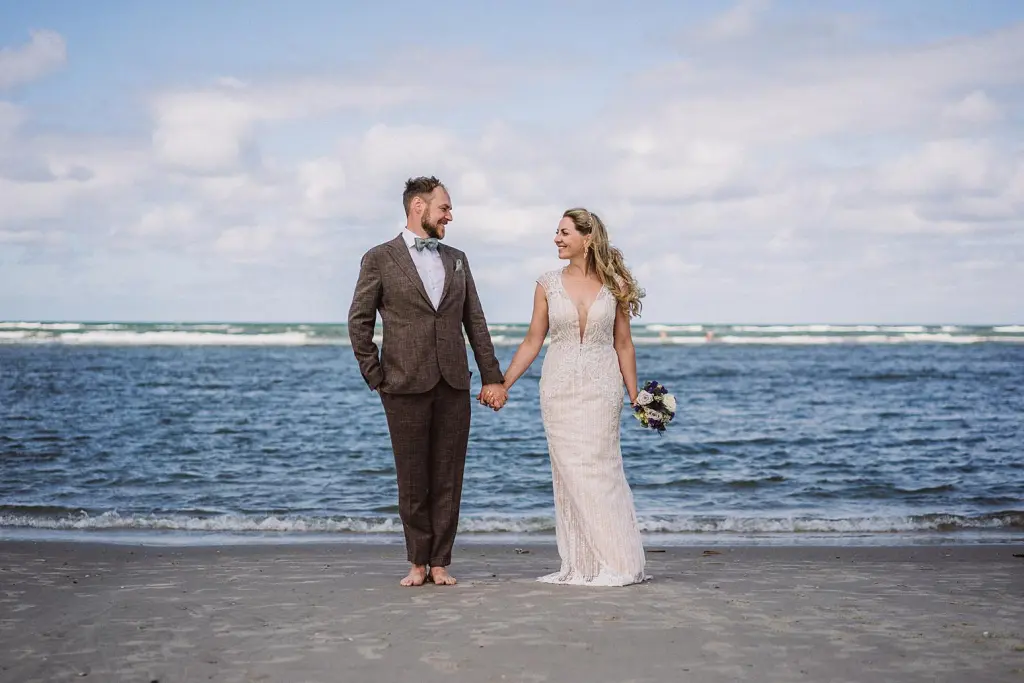 Abschlussszene der Strandhochzeit auf Juist bei Sonnenuntergang