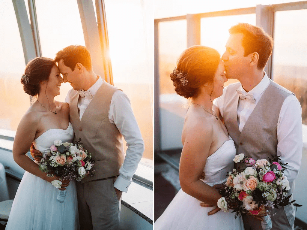 Brautpaar im warmen Abendlicht auf Juist – stimmungsvolles Hochzeitsfoto mit sanftem Sonnenuntergang