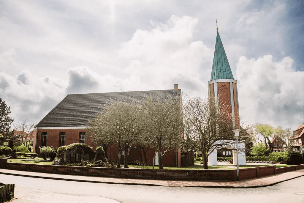 Außenansicht der Inselkirche Juist – beliebter Ort für kirchliche Trauungen auf der Nordseeinsel