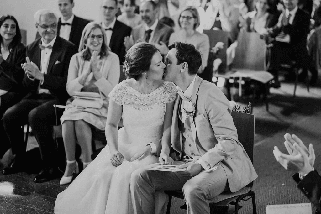 Brautpaar während der kirchlichen Trauung in der Inselkirche Juist – liebevoller Moment während der Zeremonie