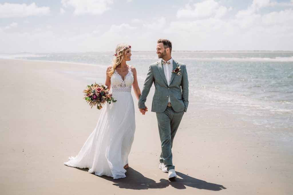 Brautpaar am Strand – Hochzeitsfotograf Langeoog Elmar Tapper