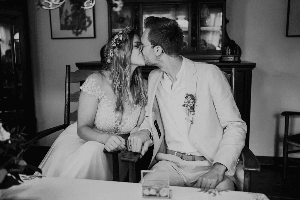 Brautpaar nach der Trauung im Standesamt Seemannshus Langeoog – Hochzeitsfotograf Elmar Tapper