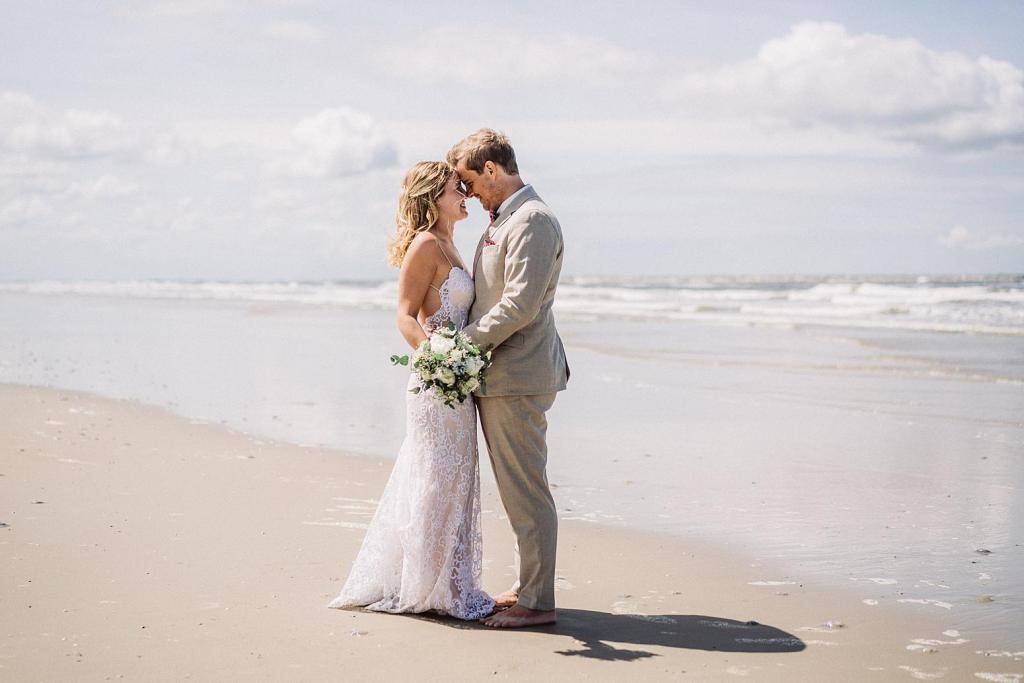 Hochzeitsfoto am Strand von Langeoog – Brautpaarshooting mit Hochzeitsfotograf Elmar Tapper
