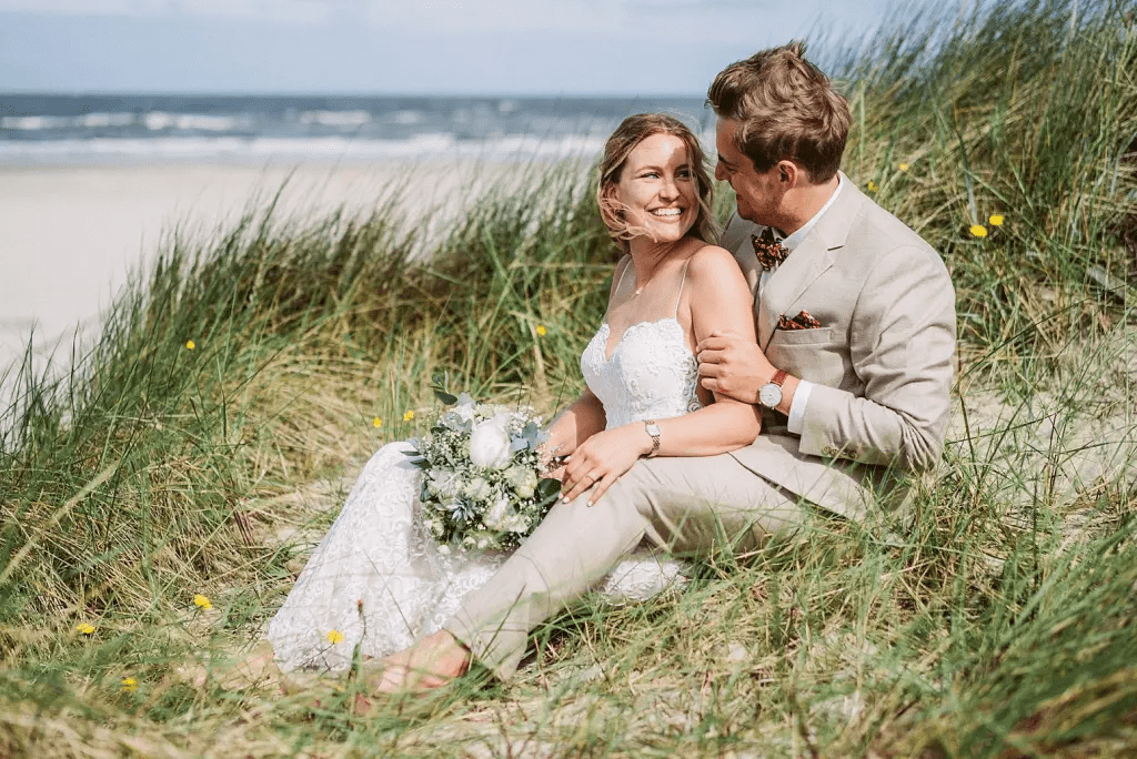 Brautpaar in den Dünen von Langeoog – Hochzeitsfotos am Strand mit Fotograf Elmar Tapper