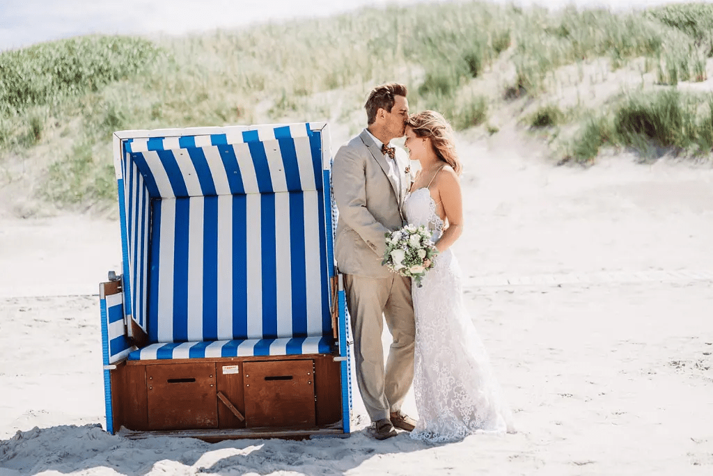 Brautpaar am Strand von Langeoog mit Strandkorb – Hochzeitsfotograf Elmar Tapper