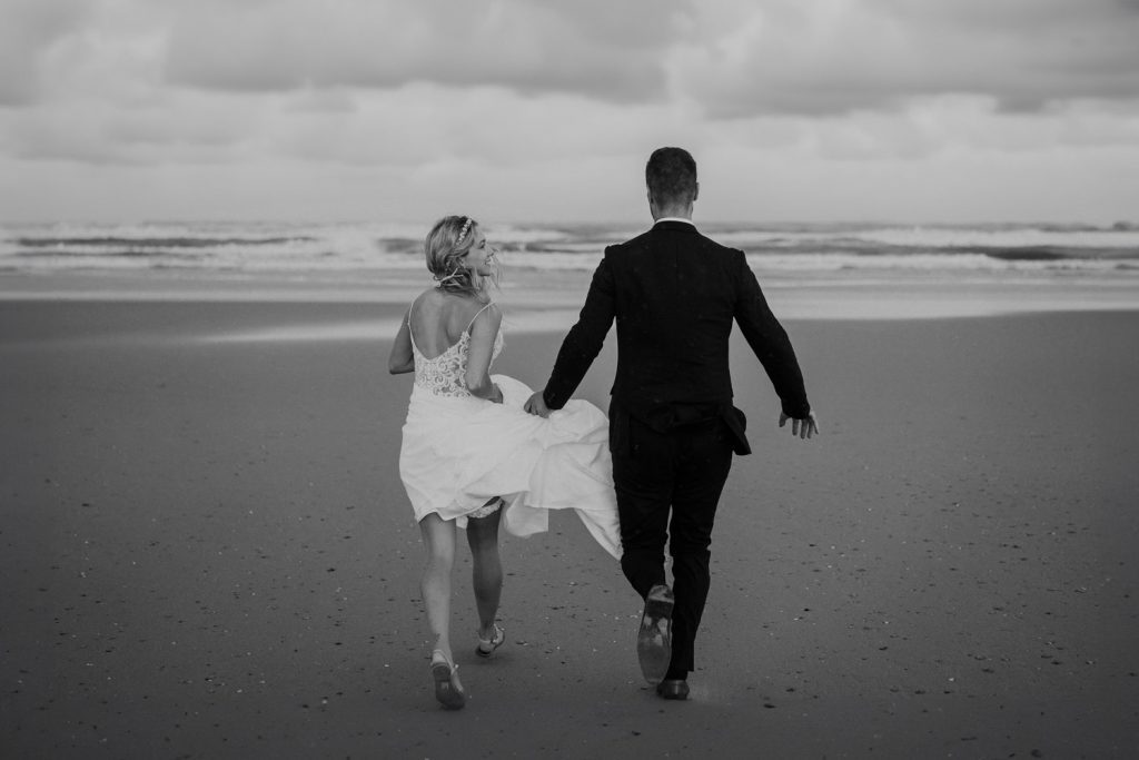 Brautpaar läuft am Strand – Hochzeitsfotograf Norderney Elmar Tapper