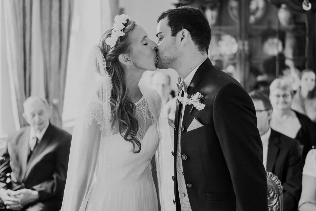 Brautpaar bei der standesamtlichen Trauung im Pingelhus Aurich – Hochzeitsfotograf Elmar Tapper