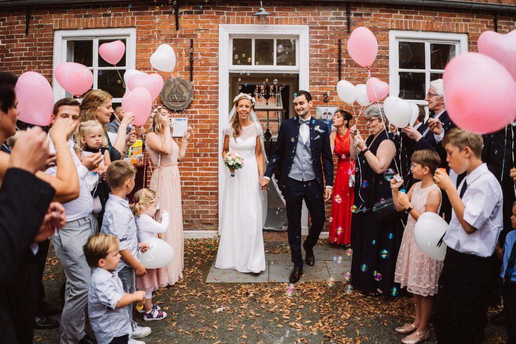 Auszug des Brautpaars nach der Trauung am Pingelhus Aurich – Hochzeitsfotograf Elmar Tapper