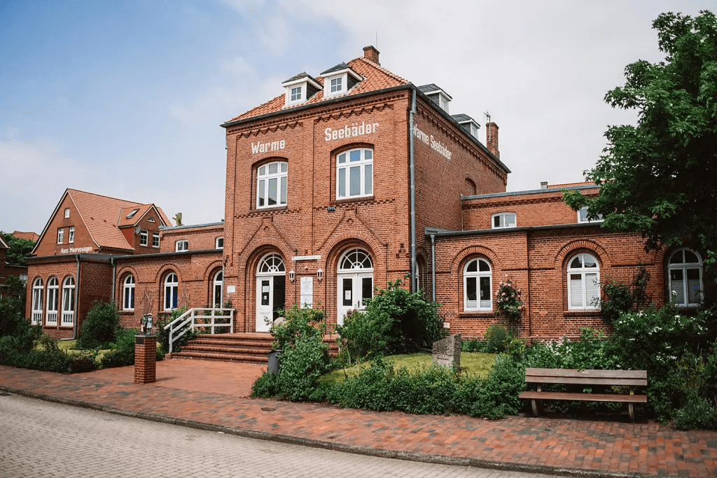 Außenansicht des Alten Warmbads auf Juist – Standesamt der Insel für standesamtliche Trauungen