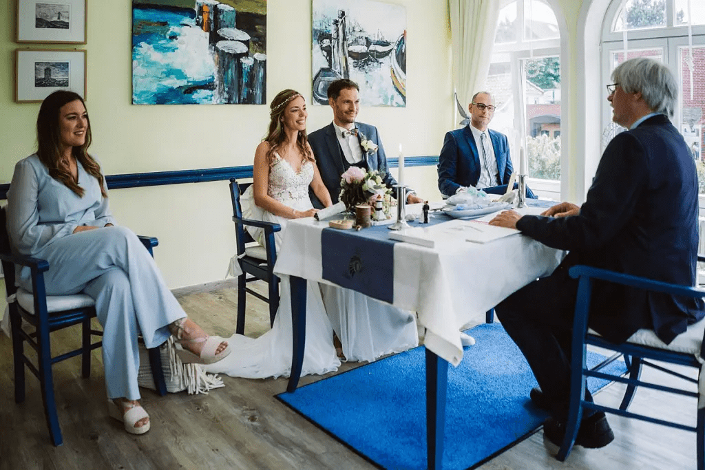 Standesamtliche Trauung im Alten Warmbad auf Juist – Brautpaar während der Zeremonie im hellen Trauzimmer