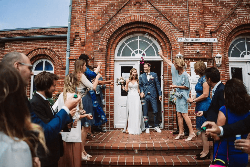 Brautpaar verlässt nach der Trauung das Alte Warmbad auf Juist – Gratulationen und Freude vor dem Standesamt